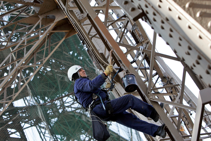 Illustration for article titled 21 Views Of Workers Struggling With Megastructures